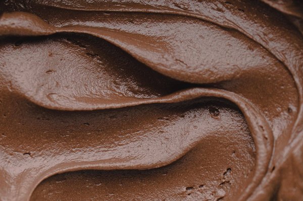 Comment réussir un glaçage au chocolat brillant et lisse ?
